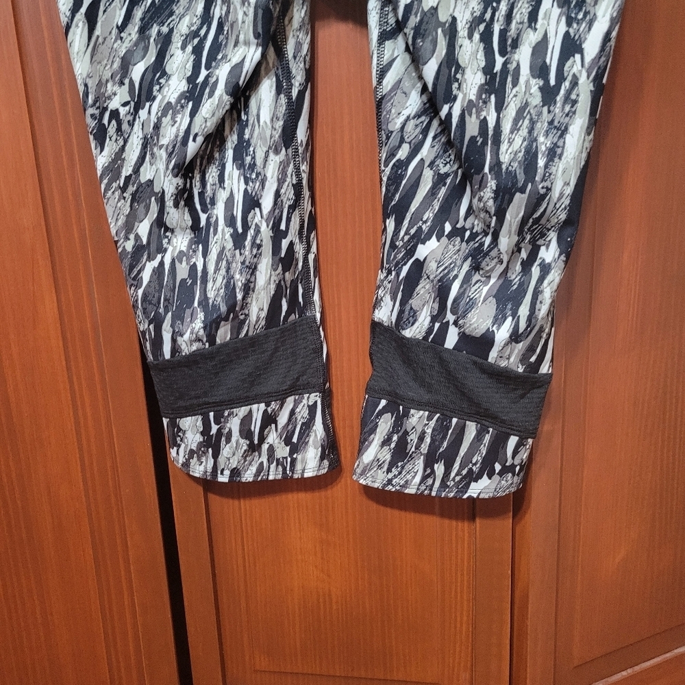 Under Armour HeatGear Black Gray Cropped Camo Capri Leggings Active Sporty sz M - Picture 6 of 8